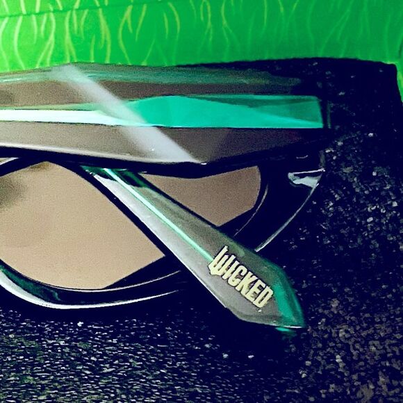 NEW Wicked x Foster Grant Sunglasses Collection Sunnies Positively Green Elthaba - Picture 9 of 12